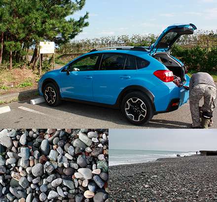 カートピア12月号で訪れた糸魚川ヒスイ海岸の近くにある駐車場に停めたSUBARU XV 2.0i-L  EyeSight ハイパーブルー / ヒスイ海岸と、海岸に打ち上げられていた無数の石