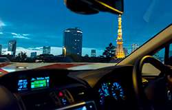 首都高速を走行中のLEVORG  1.6GT-S EyeSight アイスシルバーメタリックの車内から眺めた夜景