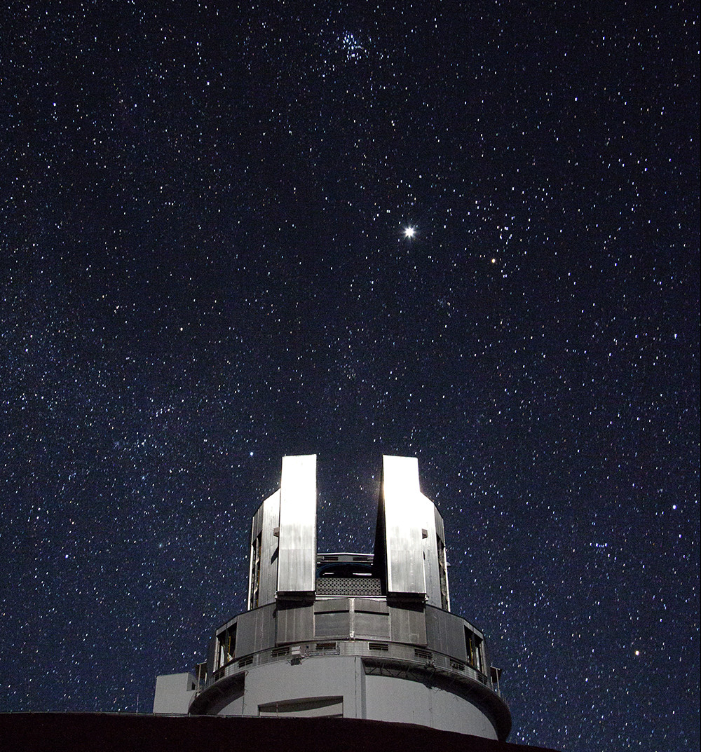 ハワイのすばる望遠鏡と六連星の見える夜空