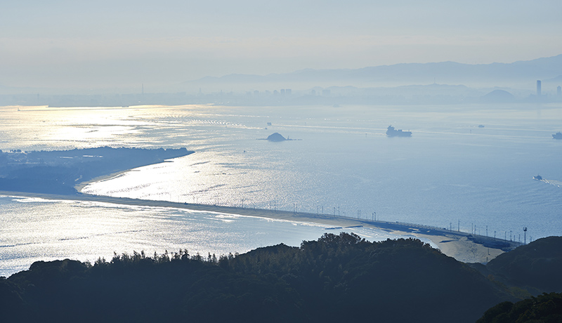 志賀島「潮見公園」の展望台から海ノ中道を見る。