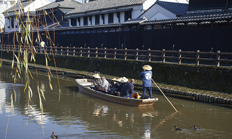 巴波川を舟で上り下りする「蔵の街遊覧船」は約20分。