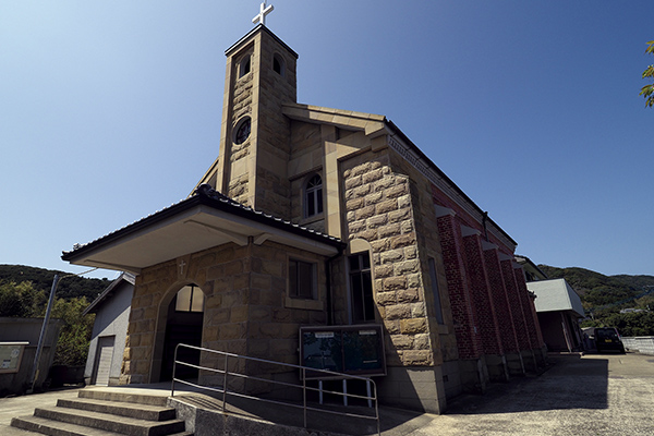 生月島の「山田教会」。レンガ造りだが、建築当初は正面の壁と玄関が木造だった。