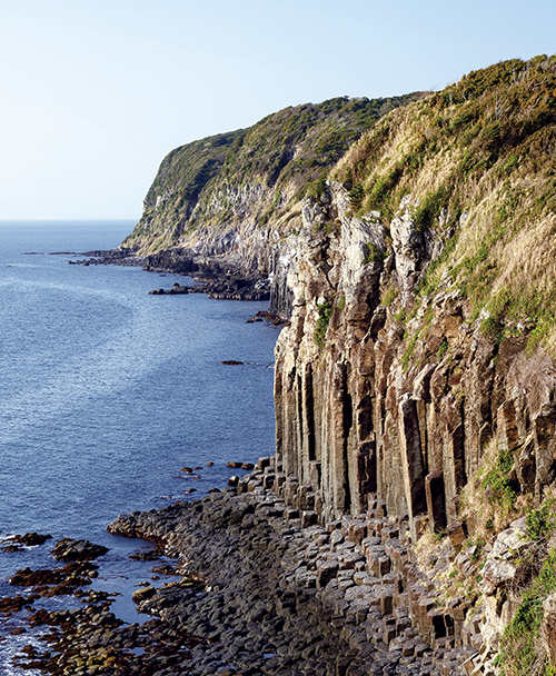 生月島西部の海岸線に見られる断崖の中でも、壮大な規模と複雑な表情が観賞できる「塩俵の断崖」。