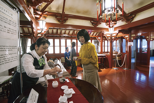 上海の茶館「湖心亭」を復元した部屋でジャスミン茶のデモンストレーション（2018年6月）。
