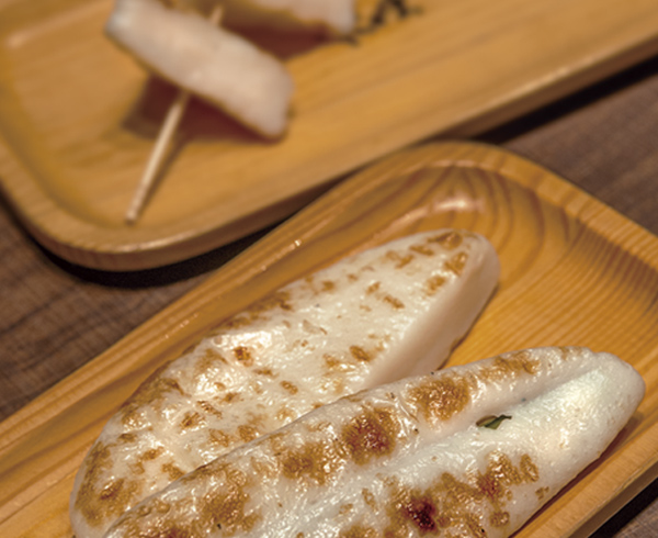 手焼きしたての笹かまぼこは、食感も風味もひと味違う。お土産用は5枚入り810円〜。
