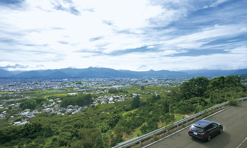 尾崎一雄ゆかりの下曽我付近の高台からの風景。雲間からは富士山、眼下には梅林が広がり、早春には可憐な花を付ける。