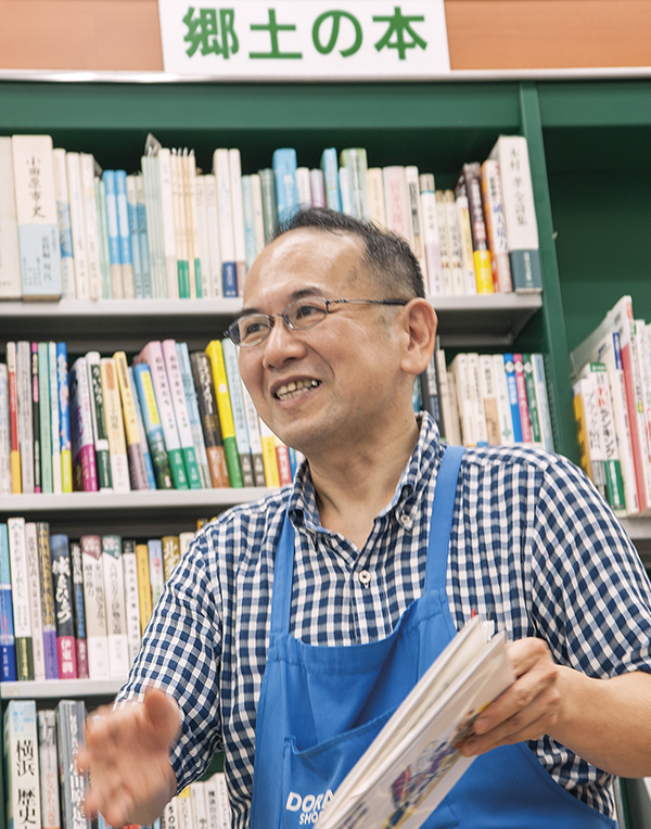 「平井書店」の店長・平井義人さん。当初寡黙な印象だったが、本の話を始めると途端に饒舌に。本を心底愛しているのが分かる。