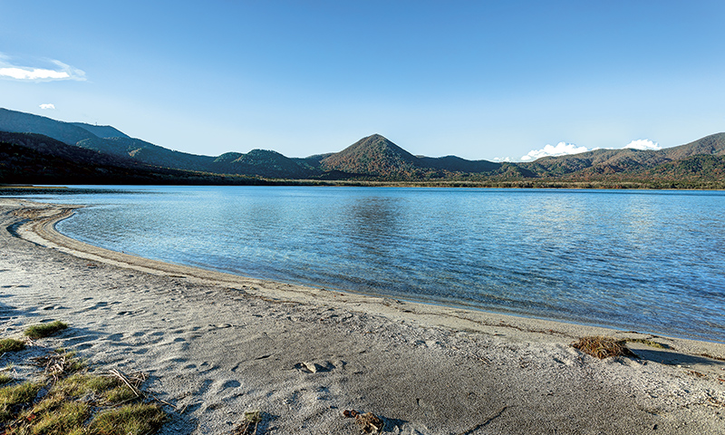 透明度の高いカルデラ湖の宇曽利山湖。近くには霊場恐山があり、神秘的なムードに満ちている。