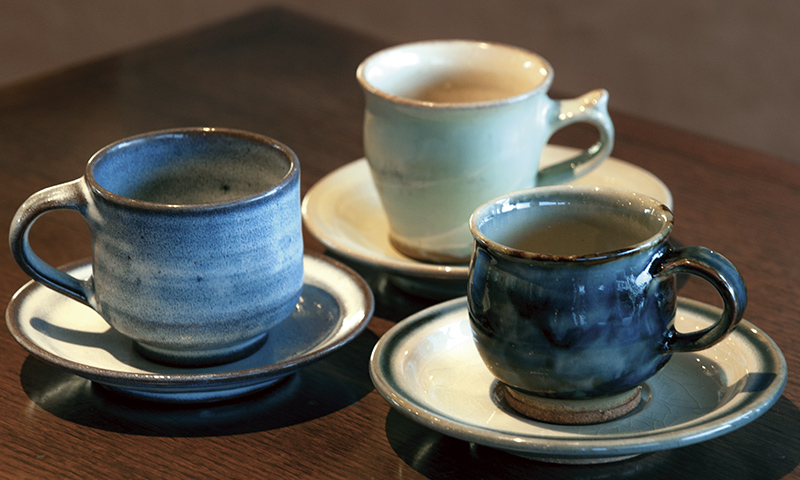 島根県内各地45の窯元で作られた珈琲カップをご用意していて、お好みのカップをお選びいただける