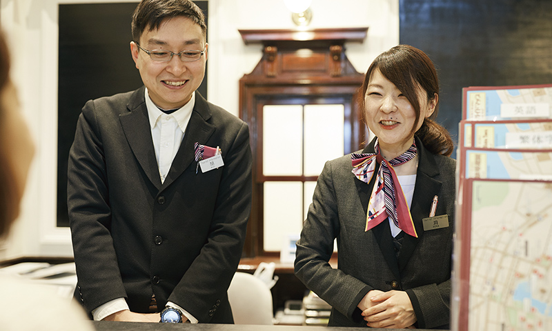 左から観光案内所スタッフの胡 南さんと洞 亜由美さん。