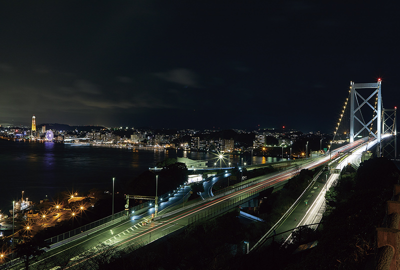 和布刈公園（第二展望台）から見える関門海峡の夜景。目の前にそびえる関門橋とその向こう岸にある山口県下関、門司港が一度に堪能できる。