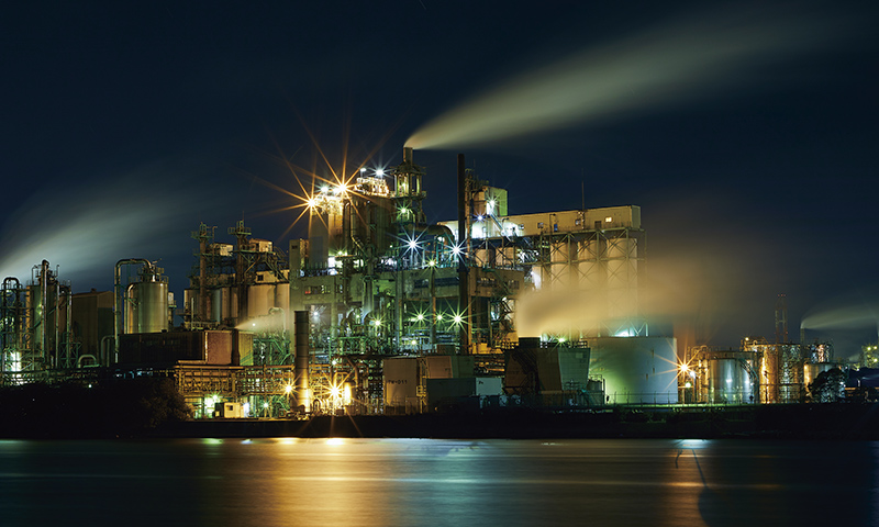 新日鉄住金化学㈱ 九州製造所を対岸から見た景色。夜釣りをしている人の姿もちらほら。
