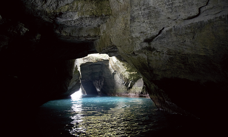 堂ヶ島の天窓洞は波によって地層の弱い部分が削られた洞窟。堂ヶ島洞くつめぐり遊覧船で観に行くことができる。