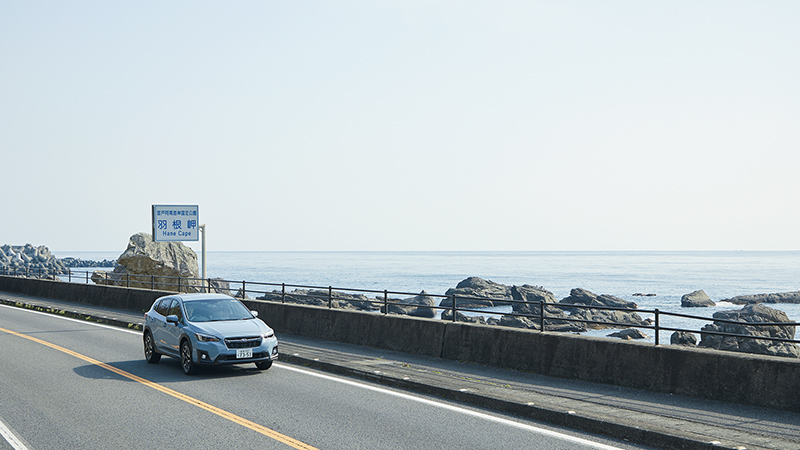 土佐湾沿いを走る国道55号で室戸岬に向かう際に通る羽根岬付近を走るSUBARU XV。