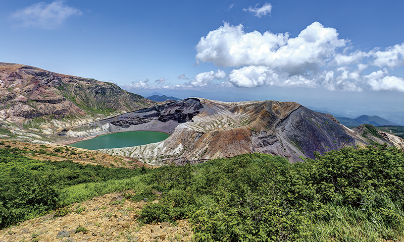蔵王観光のハイライト“御釜”。刈田岳、熊野岳、五色岳の3峰に囲まれた火口湖は神秘的なエメラルドグリーンの水を湛えている。