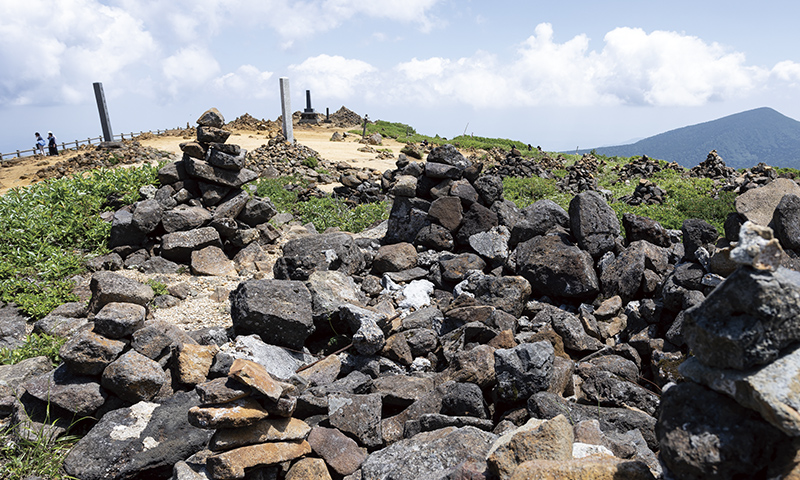 蔵王ハイラインの頂上駐車場にクルマを駐め200mほどを歩いて登頂できる刈田岳山頂（標高1758m）。刈田嶺神社奥宮がある。