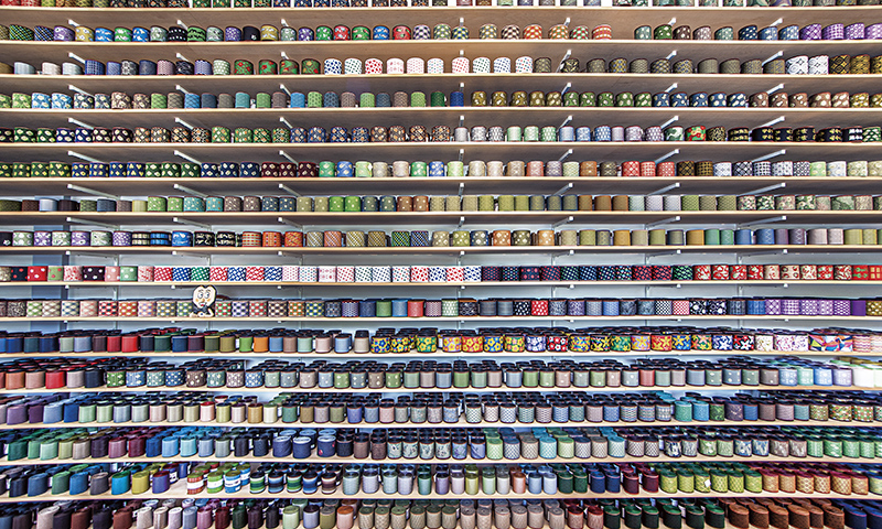壁一面に整然と並ぶ約1000種類の畳縁。倉敷生まれのマスキングテープを思わせる壮観なディスプレイ。