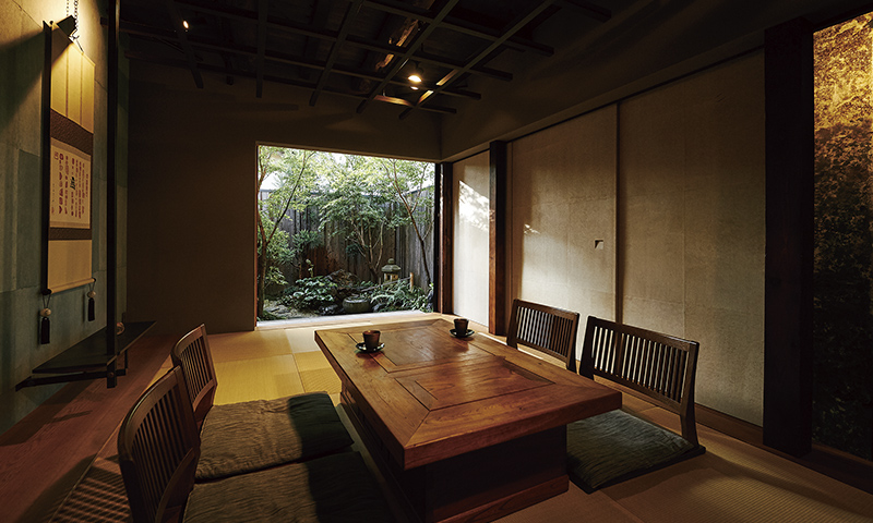 京都旅庵 然の1階和室。庭に面して縁側もあり、庭を眺めながら寛げる。