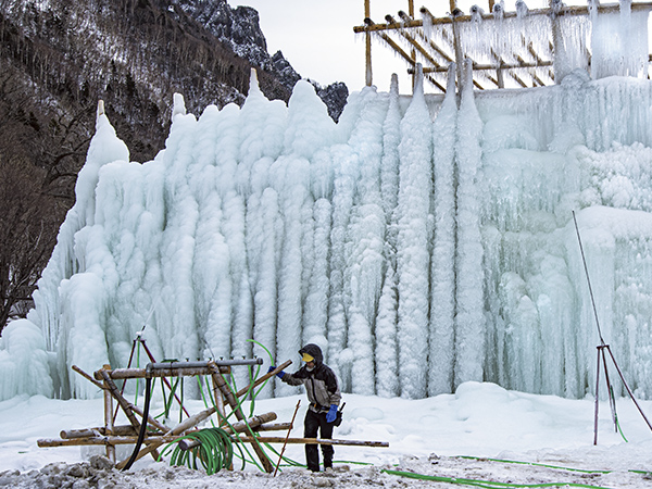 運営スタッフが約2ヶ月間、毎日のように風や気温、氷柱の出来具合を見ながら清水を当てる場所を選び、放水し続ける。氷瀑製作は大変手間のかかる作業だ。