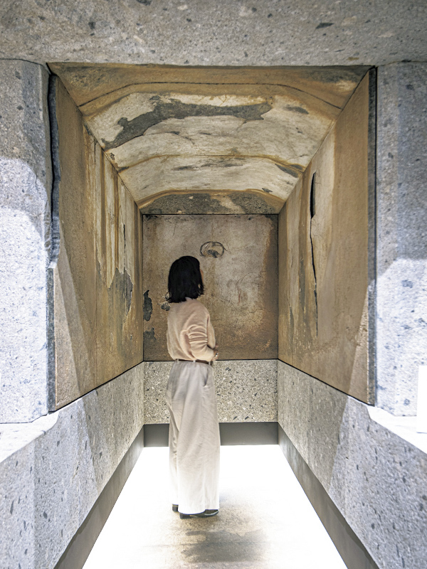 原寸大の石室内部には、壁画が再現されている。石室模型の内部に入れるのは館内ツアー時のみ。