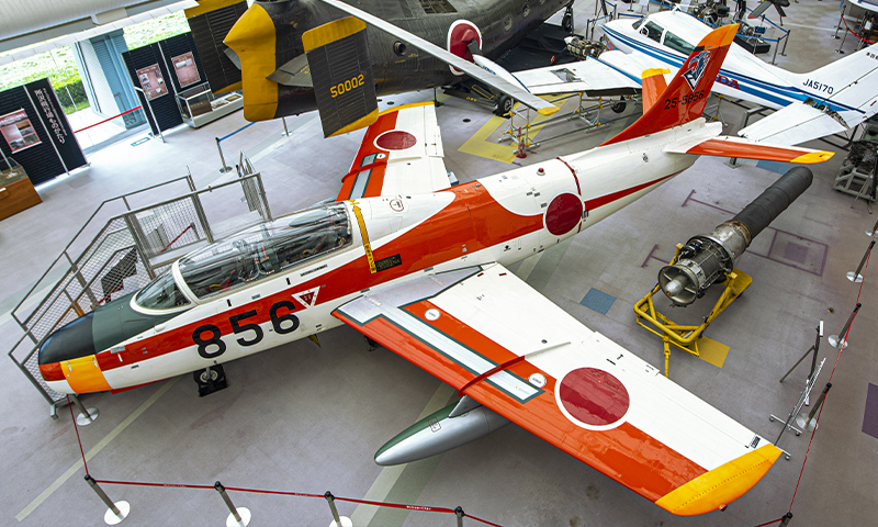 数ある航空機展示の中で、機体のカラーデザインやスケルトンの操縦席が目をひく「富士T-1B」。
