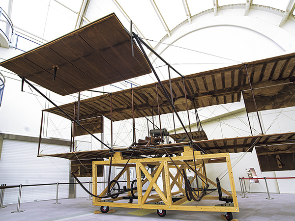 「アンリ・ファルマン機」の実機が特別展示中。