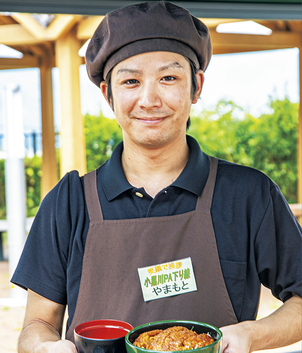 「白樺亭」の山本智紀さん。「ガッツリ系のソースかつ丼、食べ応えがあります」。