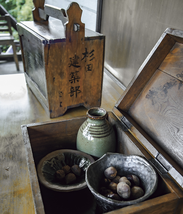 店先には昭和初期に使われていたおかもちなど、古い道具がさりげなく展示される。