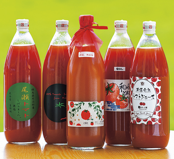 農家ごとに作られたトマトジュースは1L 850円〜。飲み切りサイズもあり。