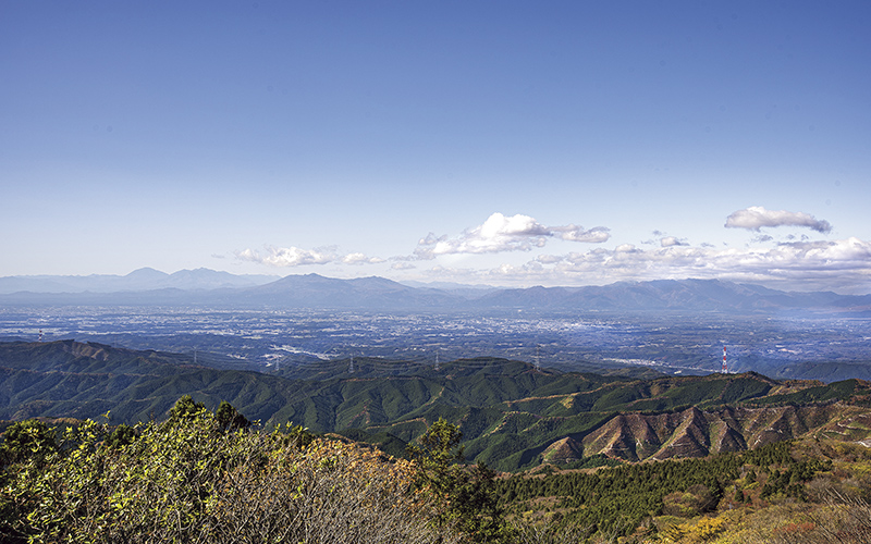 八溝山展望台からは360度の大パノラマが広がる。西方向には左から日光男体山、女体山、会津駒ヶ岳、那須連山などが見晴らせる。