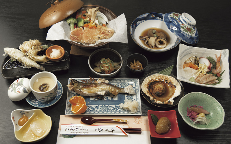 久慈川の鮎の塩焼き、北茨城の漁港で水揚げされた鮮魚のお造り、豚の味噌漬などが並ぶ夕食。