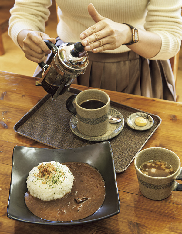 温かみのある食器類は栃木県真岡市の工房「てまり窯」のもの。