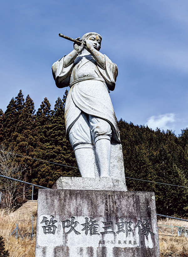 笛吹川の名前の由来となった笛吹権三郎の石像。かつて権三郎が母と一緒に暮らしていた芹沢郷にある。