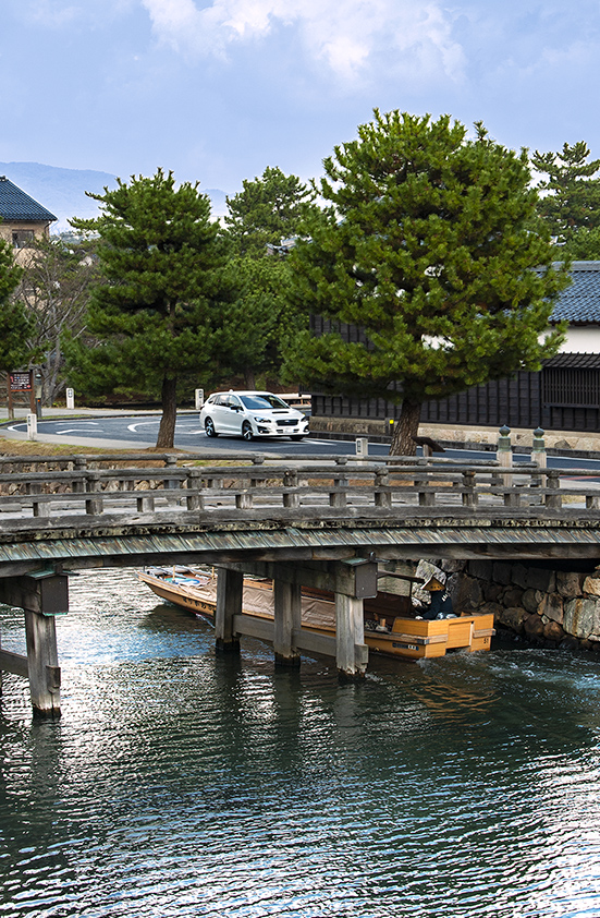 国宝松江城をぐるりと取り囲む堀川や夕景が美しい宍道湖など、さまざまな水辺の風景を楽しめるドライブルートです。