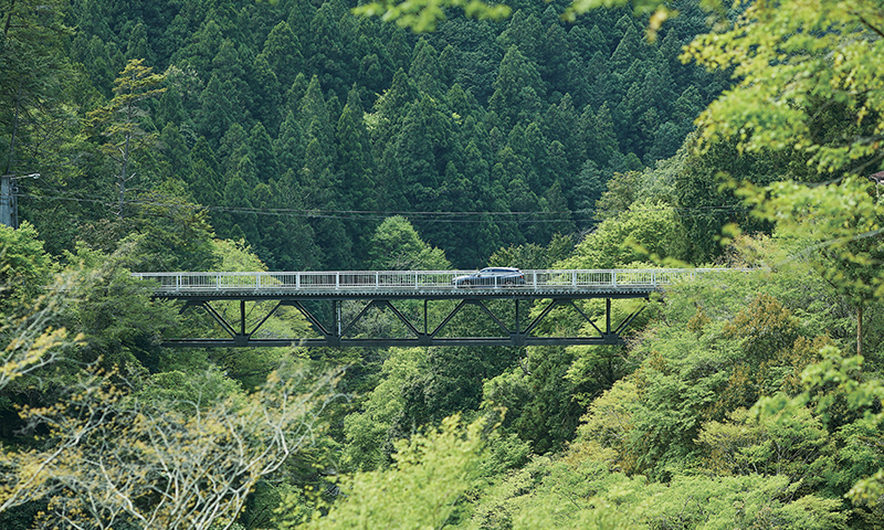 町営鳩ノ巣駐車場から徒歩3分程のところにある雲仙橋。クルマ1台がやっと走れるほどの幅の小さな橋梁だ。