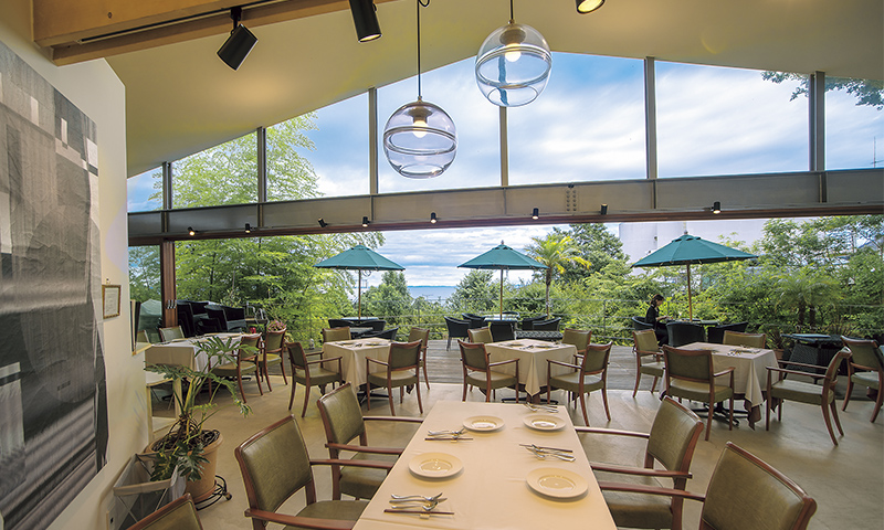 大きな窓から見えるのは真鶴の大自然。お林の中のレストラン海to里では、開放感のある空間で気軽に洋食を楽しむことができる。