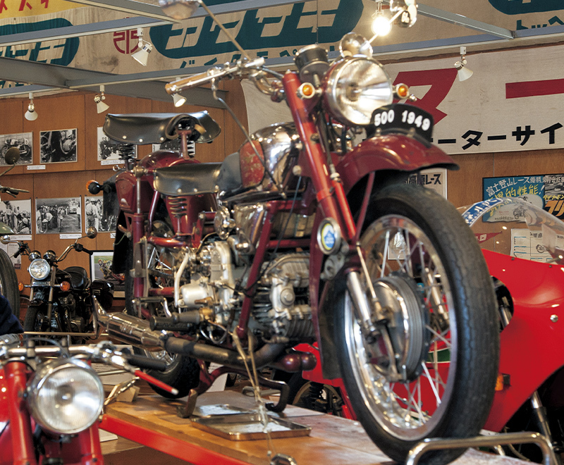 1955～59年に行なわれた“浅間火山レース”の資料やクラシックオートバイを多数展示した「浅間記念館・二輪車展示館」では、貴重なオートバイを間近で見ることができます。