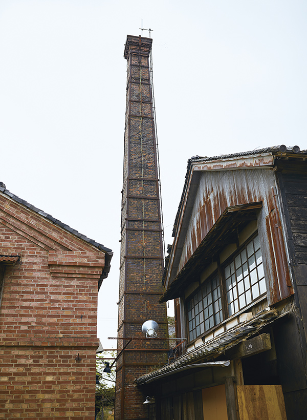 窯場に隣接して建てられた高さ約20mの煉瓦煙突が象徴的。