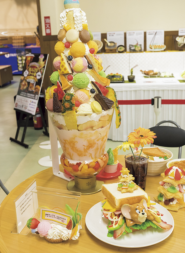 カートピア 特大パフェやキャラクターが挟まったサンドイッチの食品サンプル | SUBARU