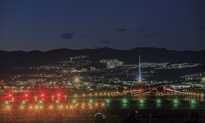 カートピア 千里川土手から見た大阪国際空港の夜景 | SUBARU