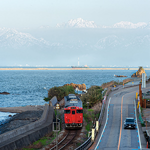 カートピア 雨晴海岸を走る氷見線の列車と並走するフォレスター Advance | SUBARU