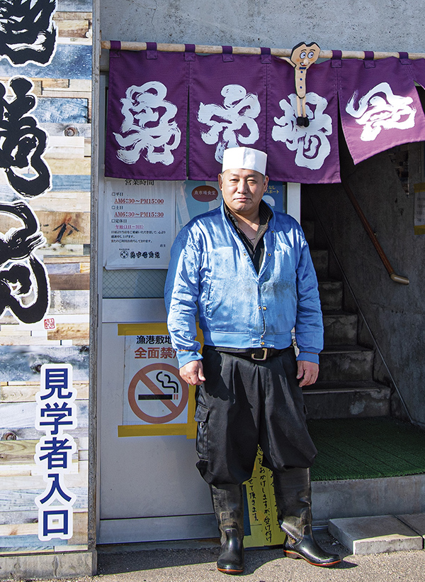 カートピア 氷見魚市場食堂の入り口に立つ店長の中田さん | SUBARU