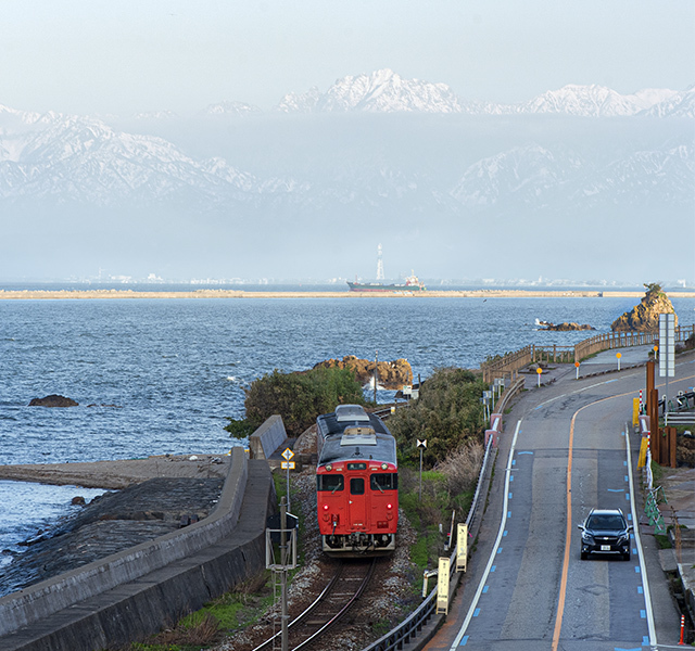 カートピア 雨晴海岸を走る氷見線の列車と並走するフォレスター Advance | SUBARU