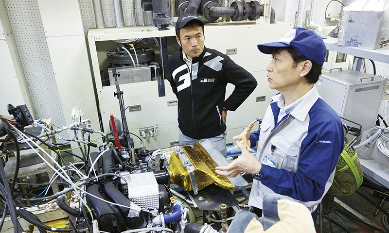 カートピア エンジンを開発する部屋で話すSUBARUとトヨタの開発者2人 | SUBARU