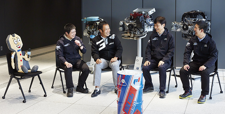 カートピア SUBARUの開発担当者3名とGAZOO Racing Company 藤原さんとの対談の様子 | SUBARU