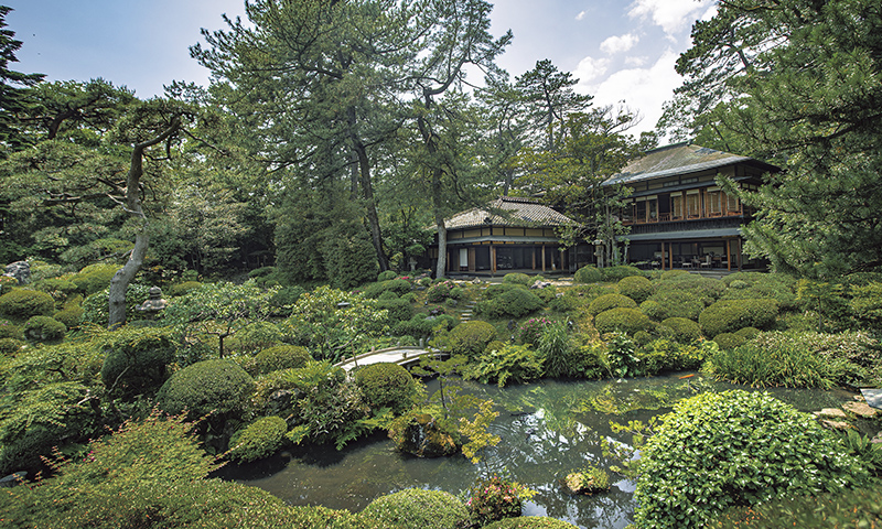 カートピア 本間美術館の日本庭園、鶴舞園の全景と清遠閣 | SUBARU