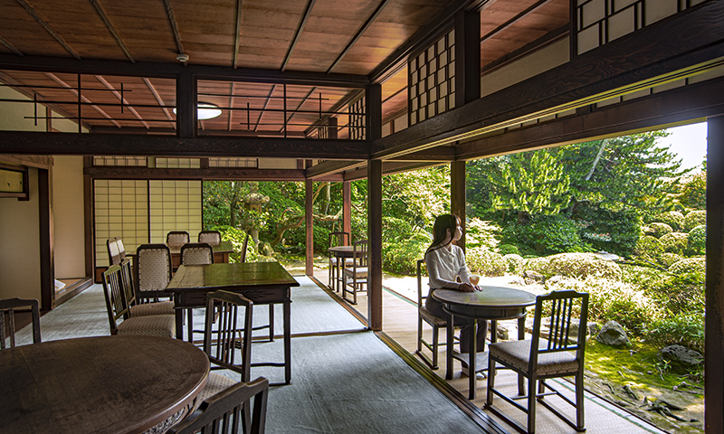 カートピア 障子が全て開け放たれ、庭園の緑を見ながら一休みできる清遠閣1階の喫茶室 | SUBARU