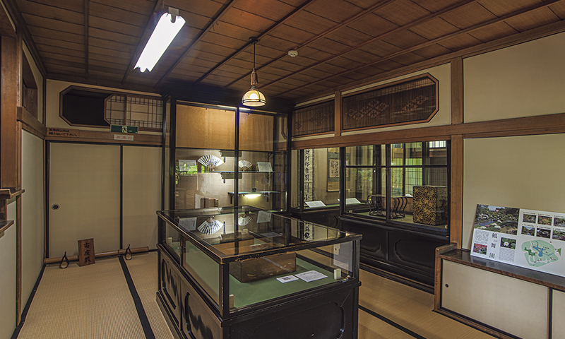 カートピア 清遠閣2階の展示室は和室に置かれたガラスケースに様々な美術品が並んでいる | SUBARU