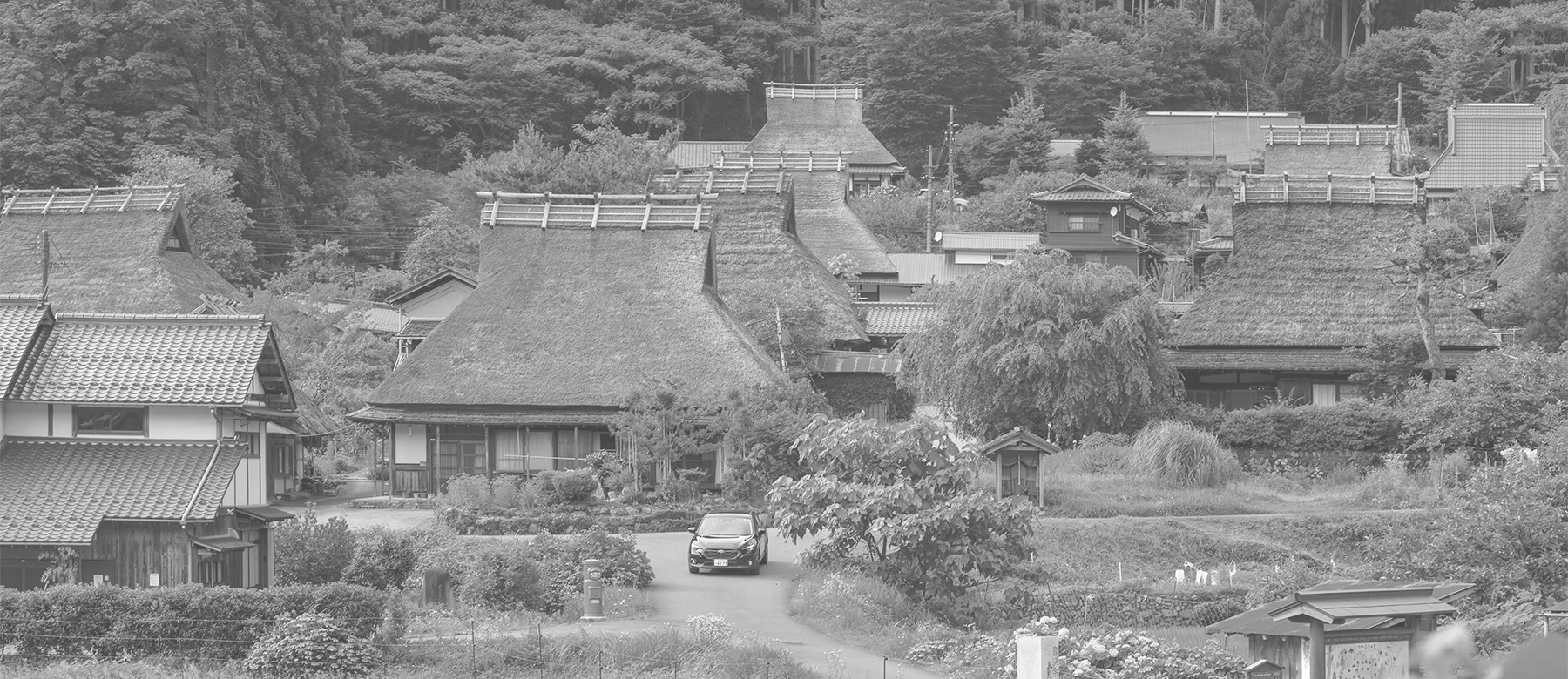 京都府にある「美山かやぶきの里」。茅葺き屋根の建物がいくつも並んでいる | SUBARU