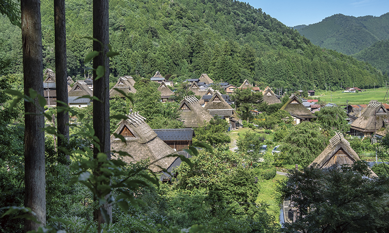 カートピア 京都府にある「美山かやぶきの里」。茅葺き屋根の建物がいくつも並んでいる | SUBARU